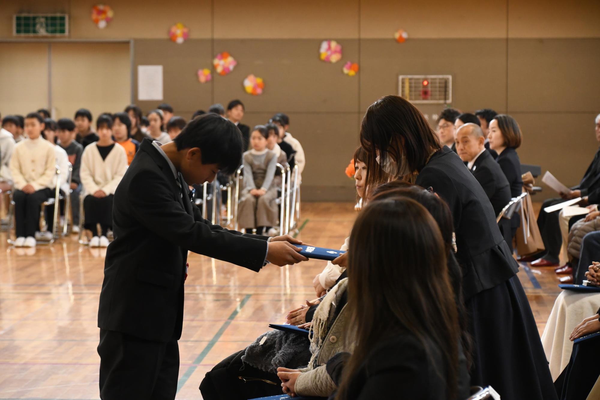 20250319小学校卒業証書授与式5