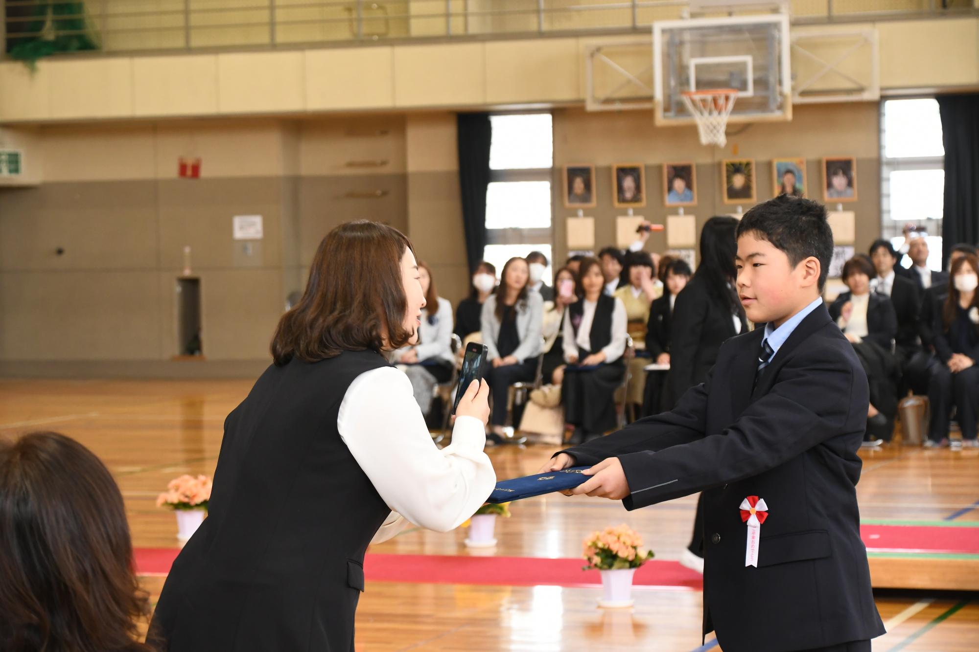 20250319小学校卒業証書授与式6
