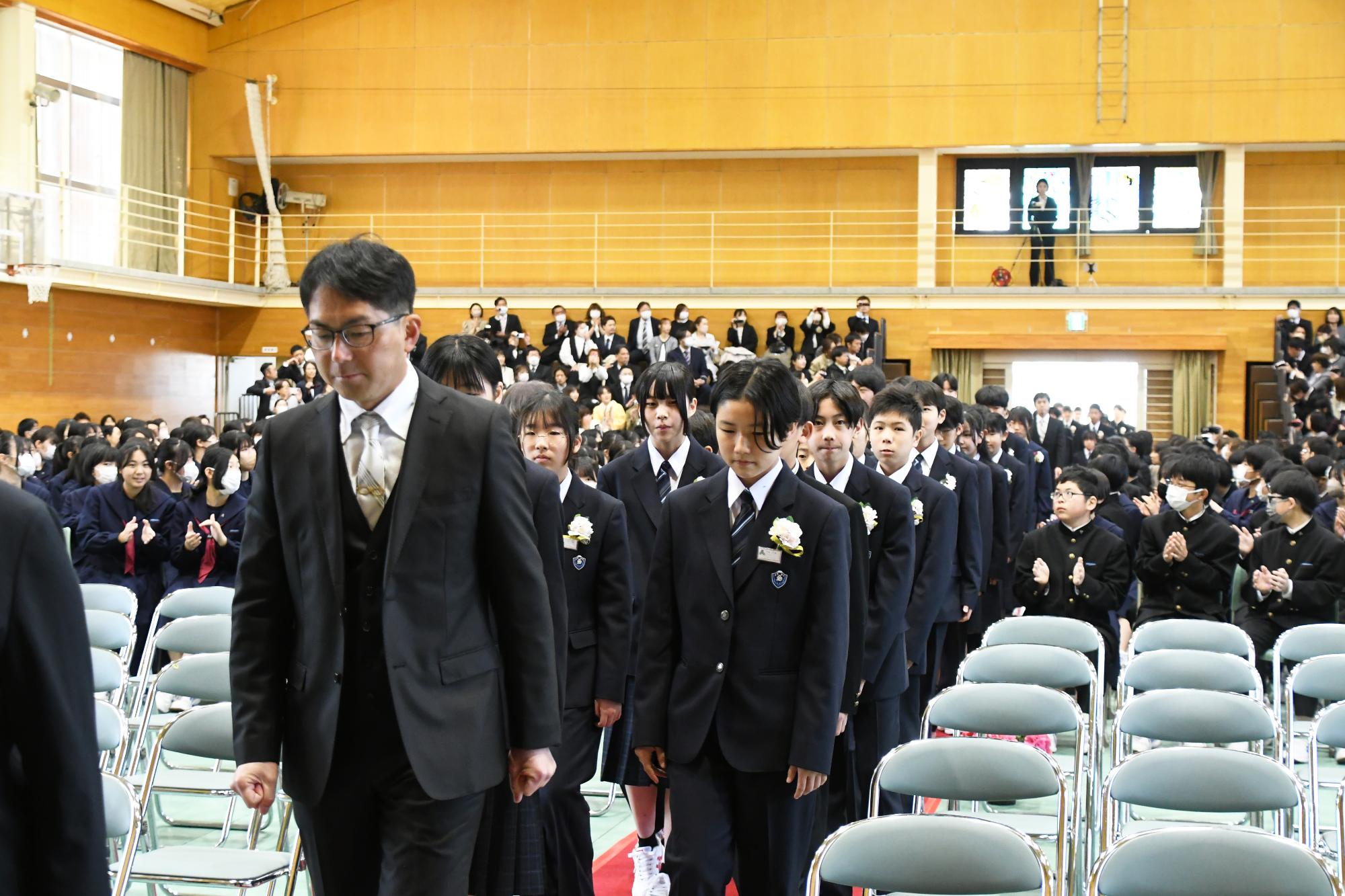 20250408敷島中学校入学式1