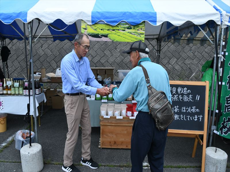 御料棚田にあるお茶畑で取れたお茶をどうぞ