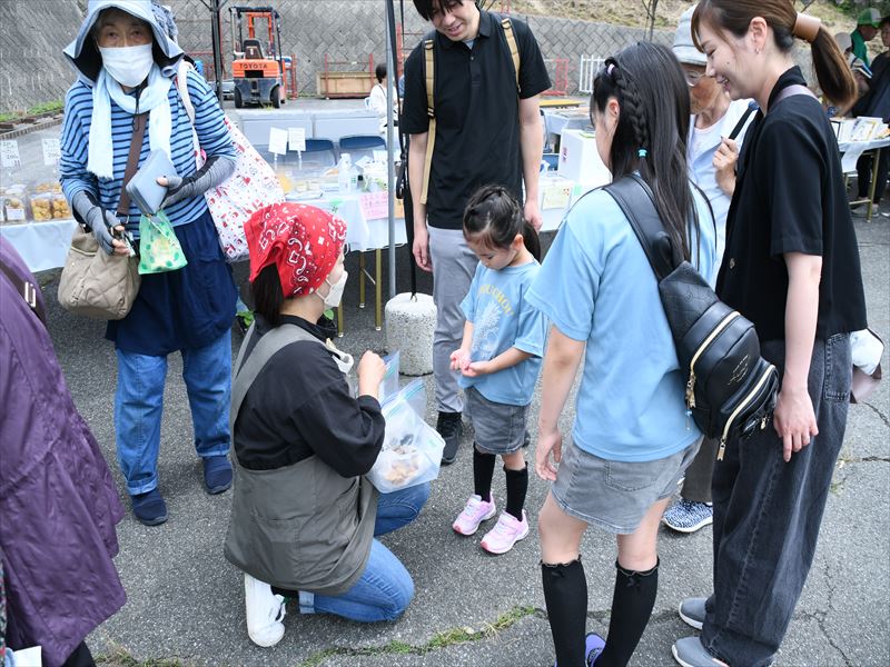 おいしいクッキーの試食をどうぞ