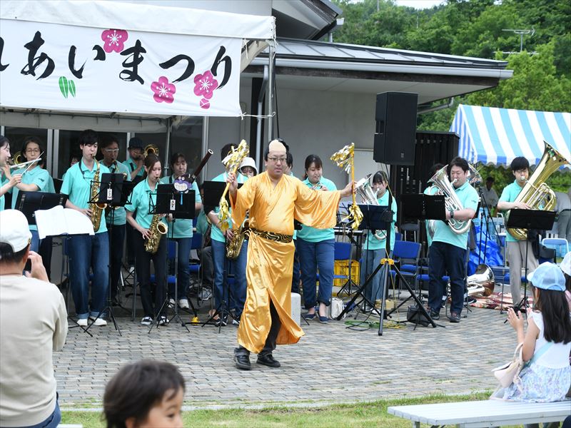 甲斐敷島吹奏楽団マツケンサンバで会場は大盛り上がり