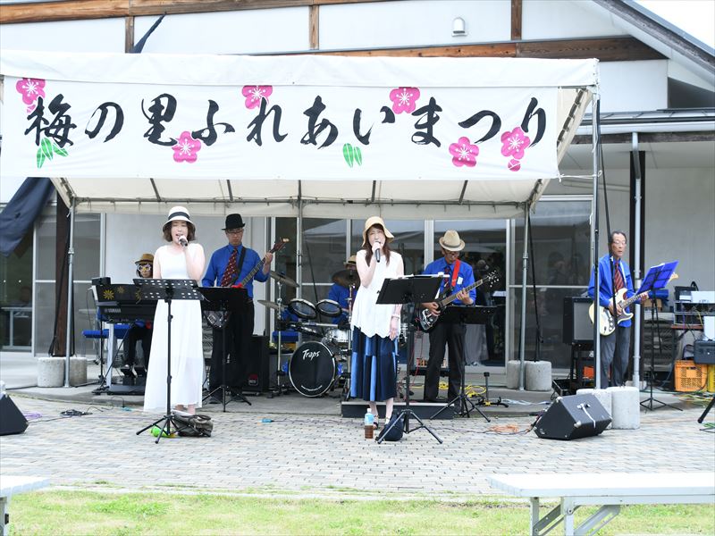 ステージではバンドHOTによる演奏が