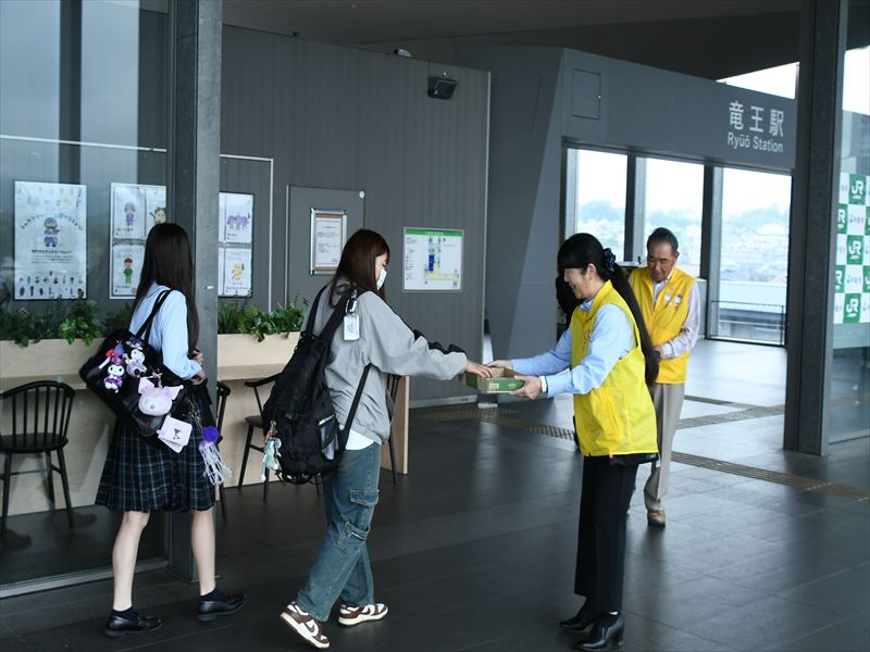 人権擁護委員による啓発活動2025竜王駅南北自由通路3