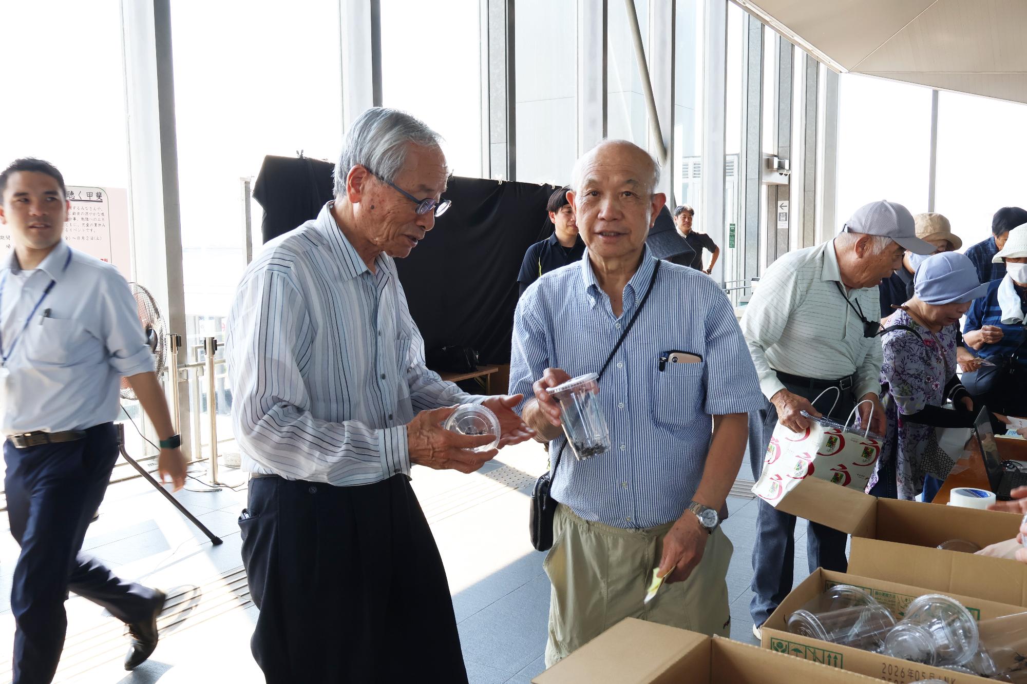 20250803竜王駅で鈴虫の声を聴く甲斐5