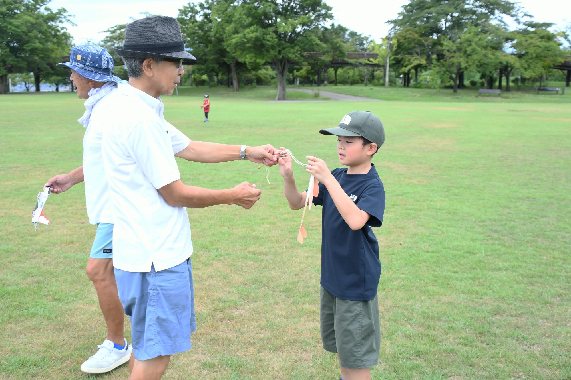 20250814ドラゴンパークで飛行機と竹とんぼ1