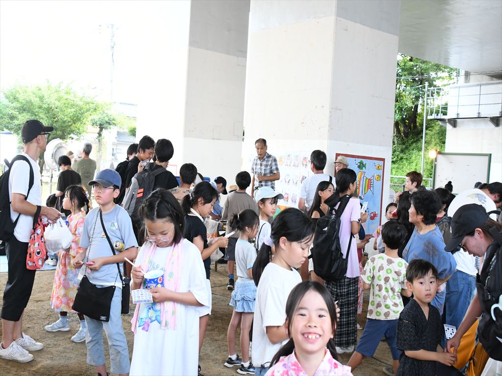 ビンゴ会場は大盛り上がり