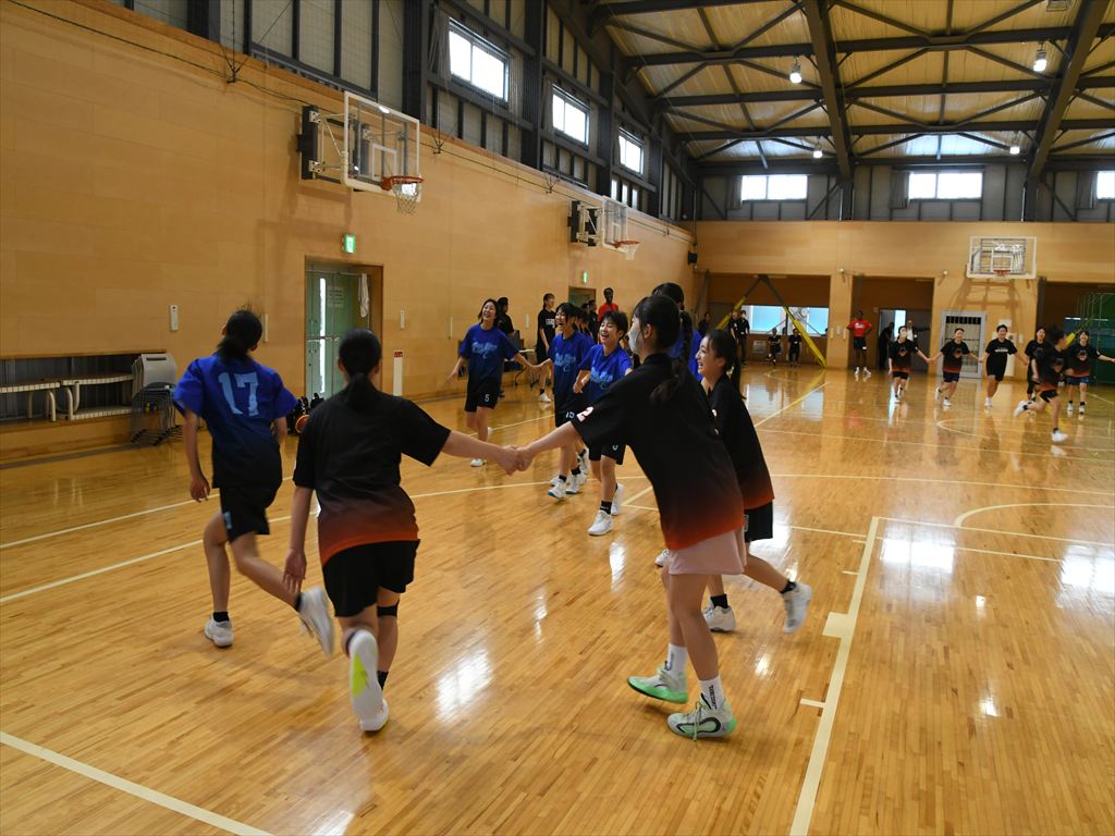 コート内で鬼ごっこ