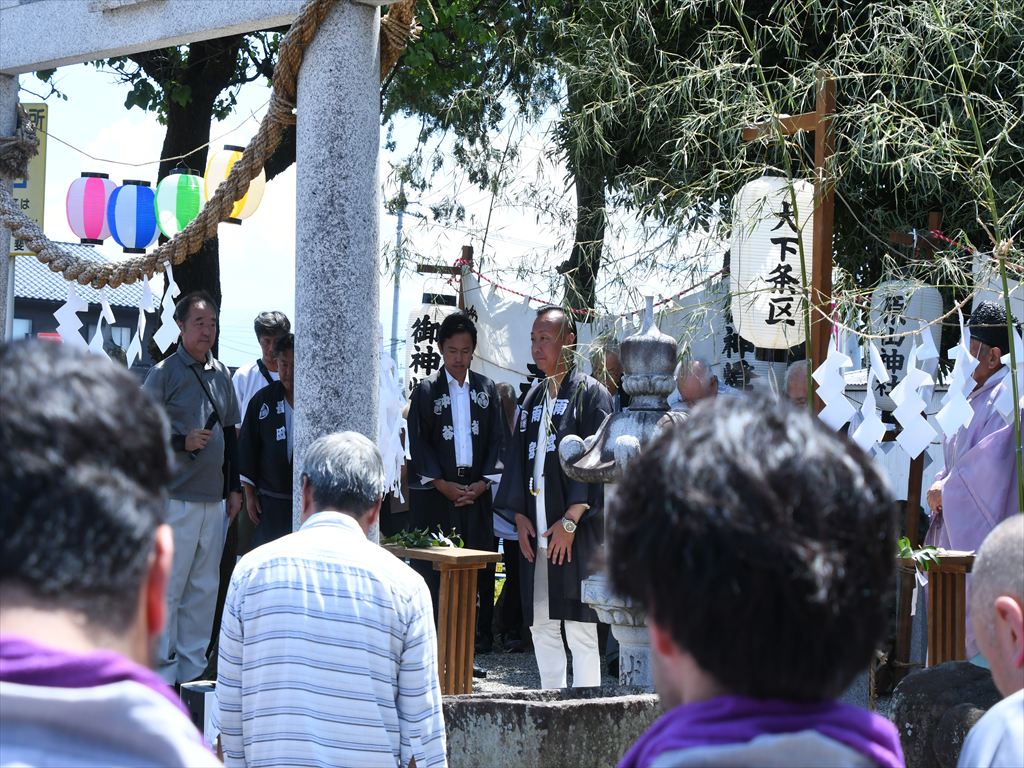 玉串奉奠を若葵会の会長が