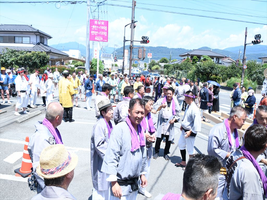 たくさんの担ぎ手が炎天下の大下条に集結