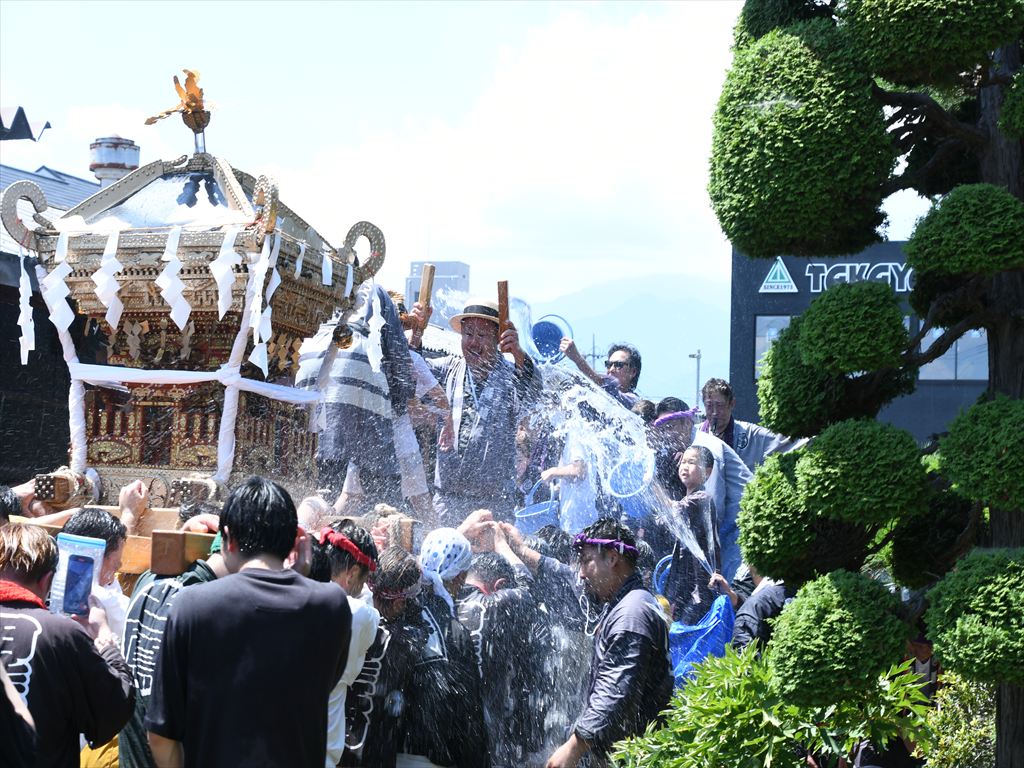 水が飛び交います