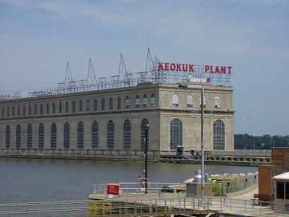 アイオワ州の水辺と建物の風景の写真