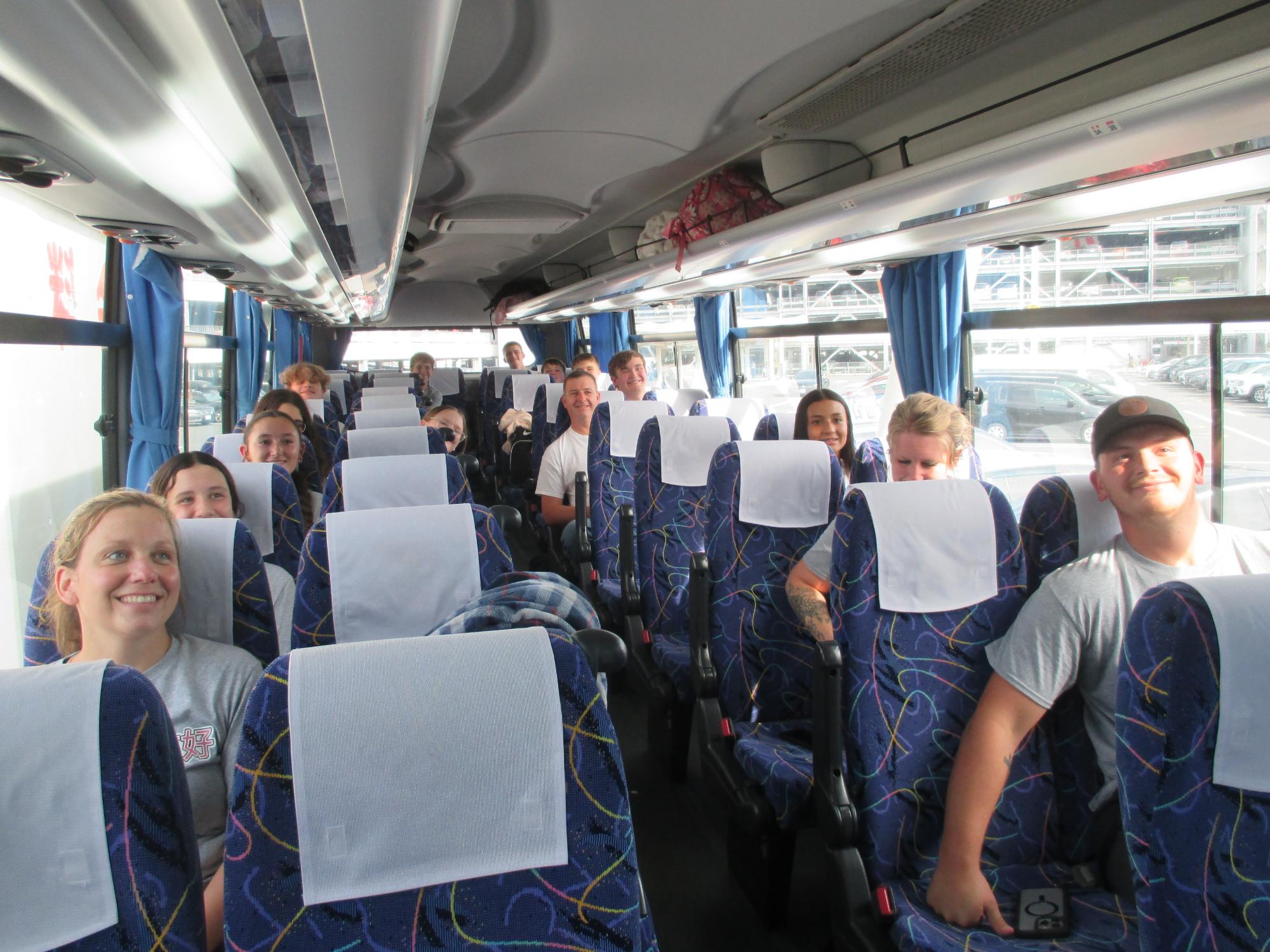 バスに乗って甲斐市へ向かう写真