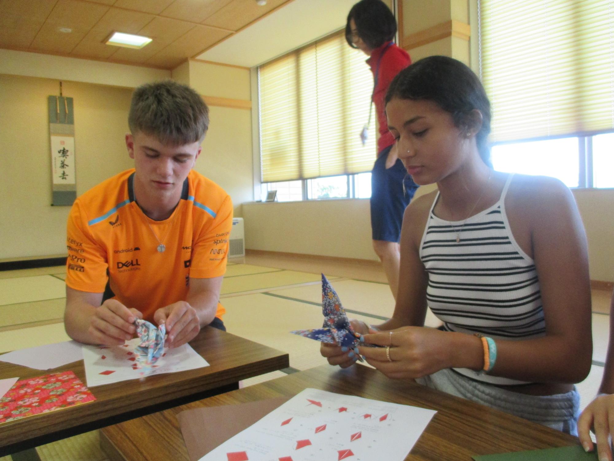 折り紙で鶴を折っている様子の写真