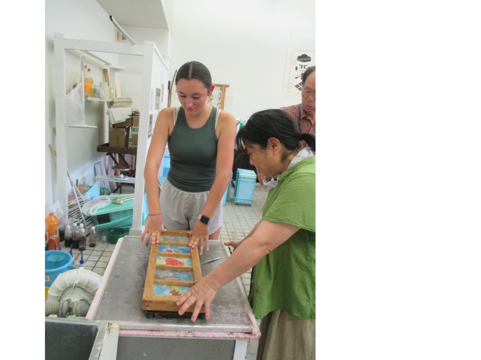 紙漉き体験をしている様子の写真