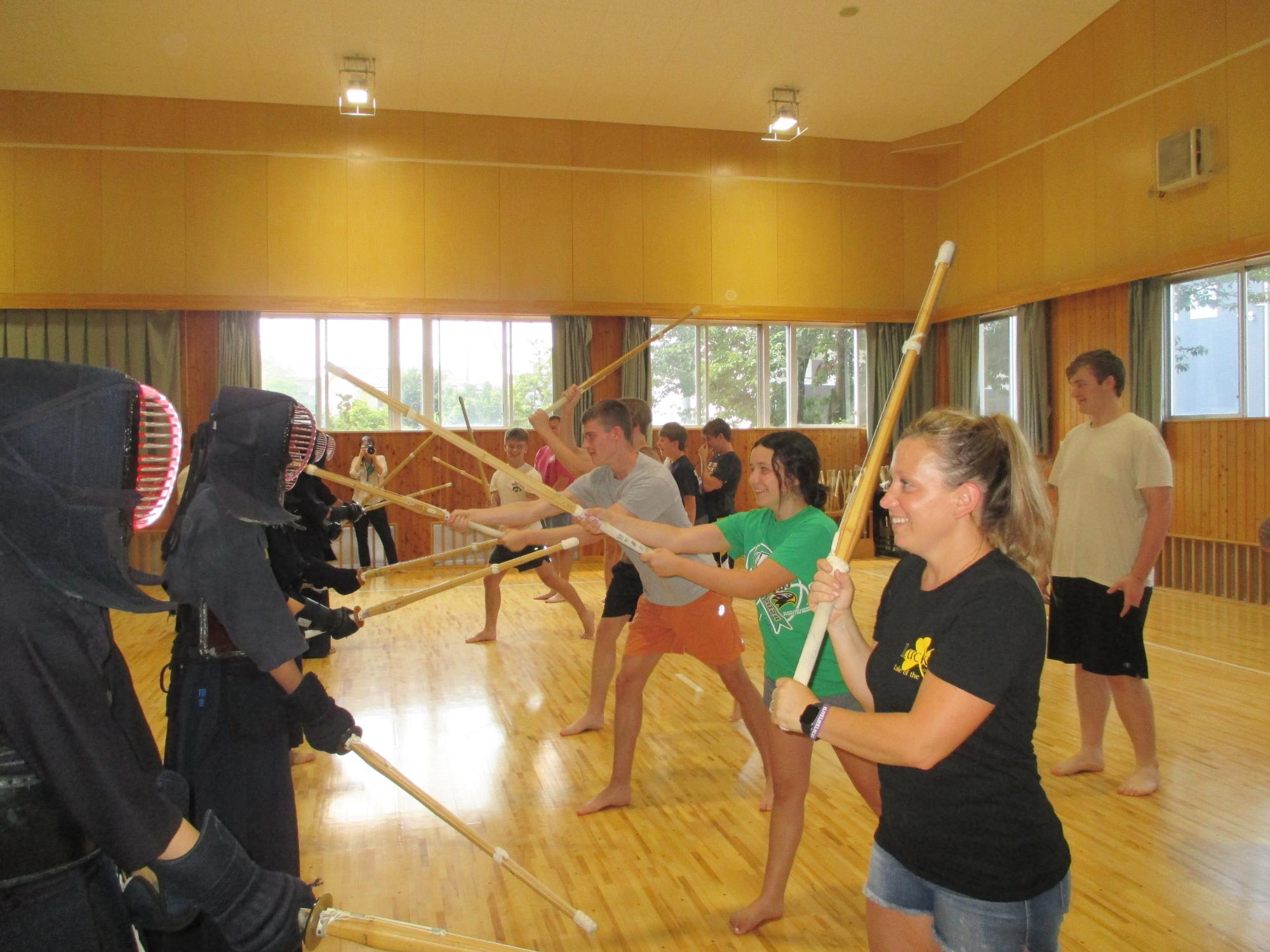 団員が剣道をしている写真