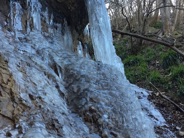 山肌につららができている様子の写真2