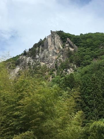 (写真)下から見た太刀岡山の写真