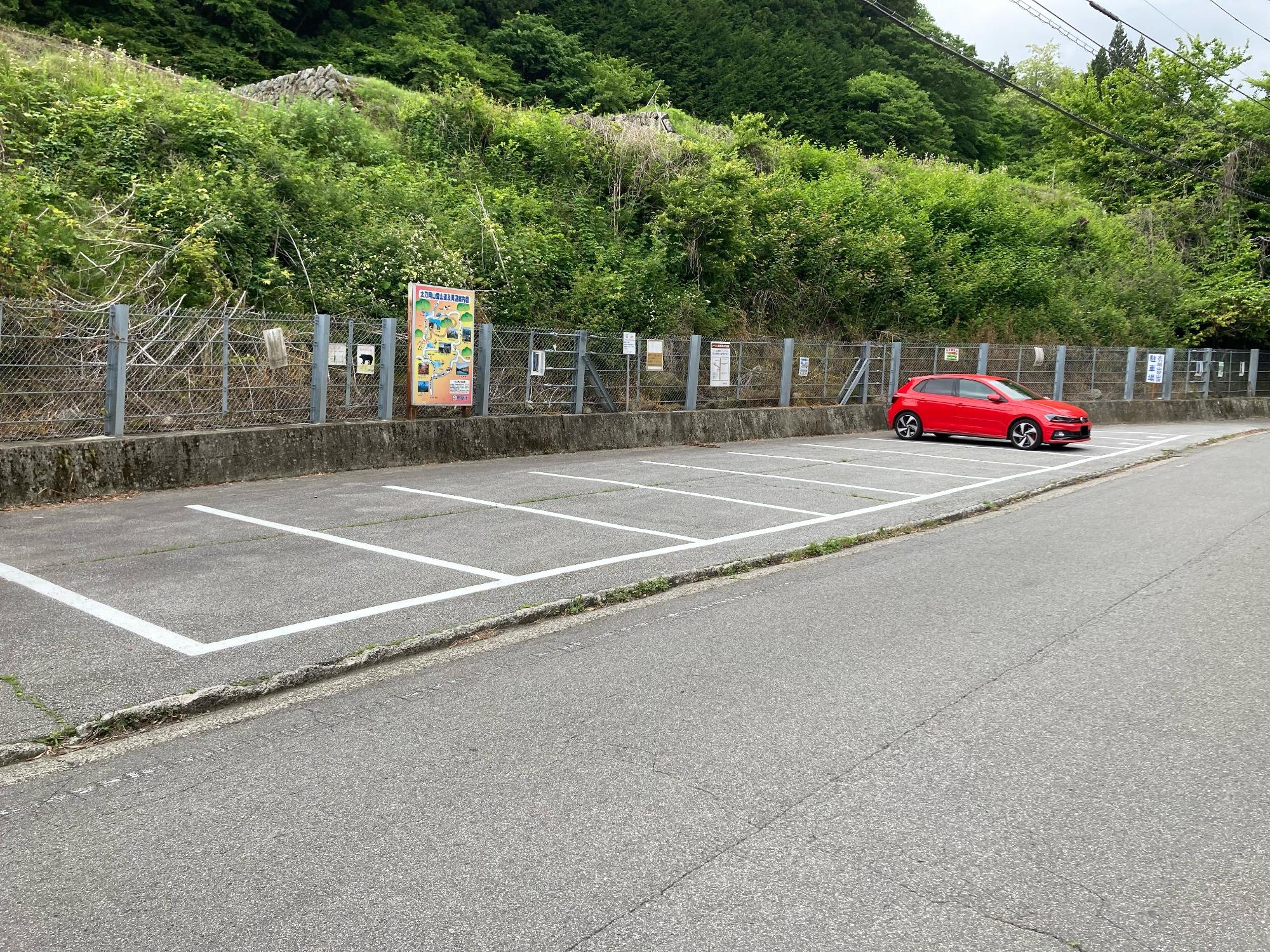 (写真)登山道入り口付近にある駐車場
