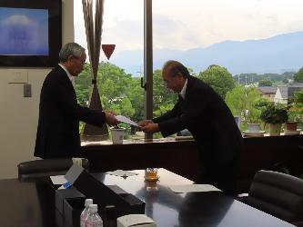 提言書提出の様子の写真