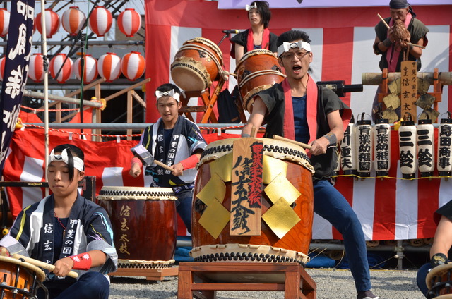 信玄太鼓保存会による信玄太鼓を演奏している写真