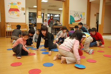 室内で遊ぶ子供たちの写真