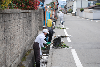 町内を清掃する人々の写真