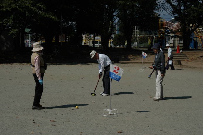 グランドゴルフを楽しむ人々の写真