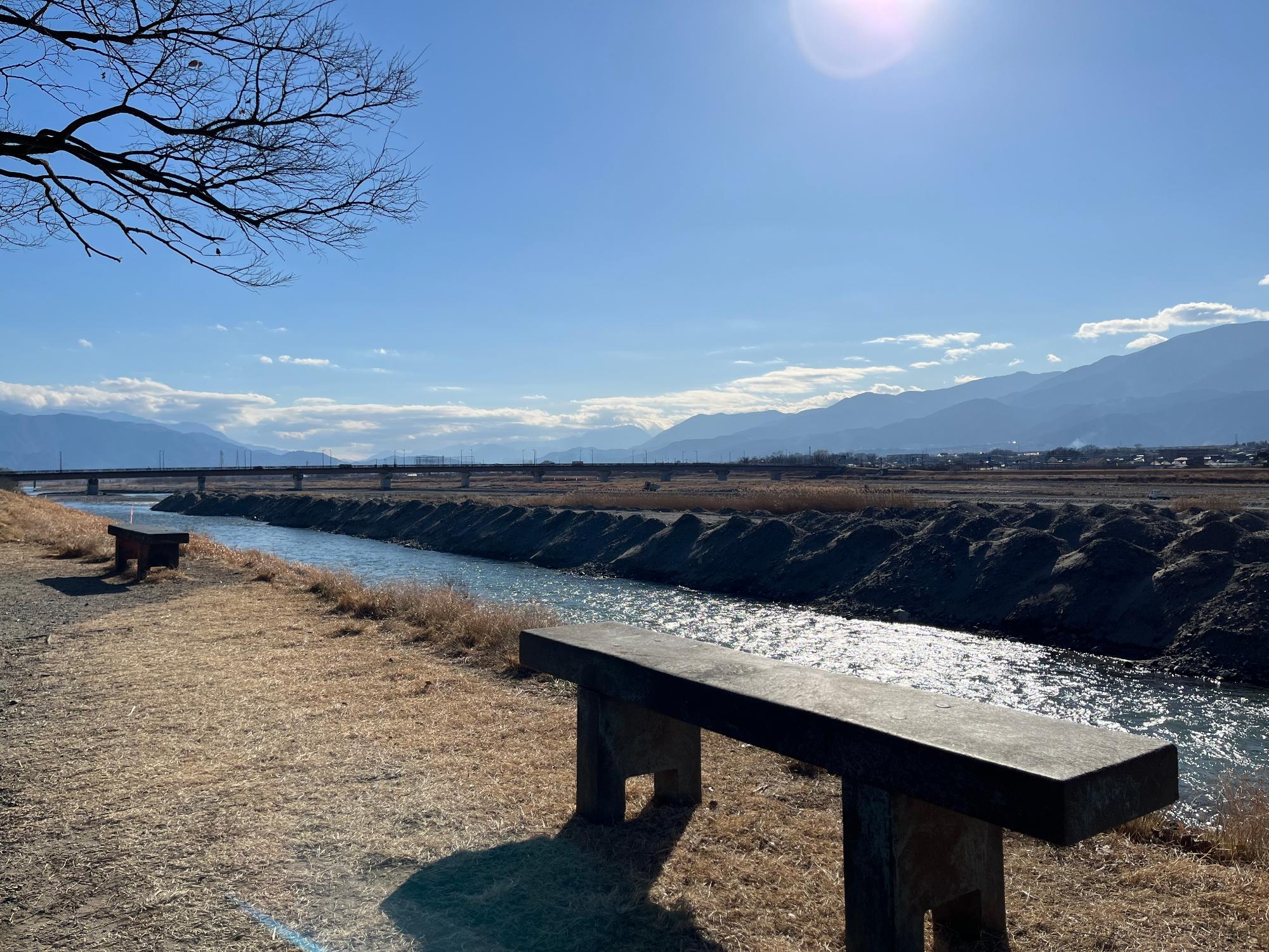 信玄堤公園釜無川沿いの椅子