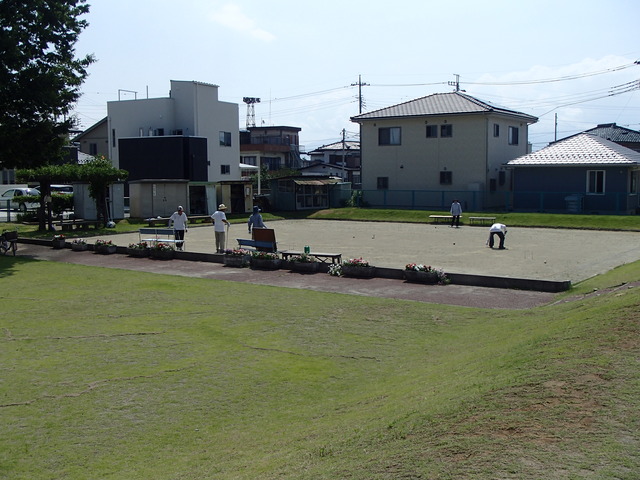 ゲートボールを楽しむ人々の写真