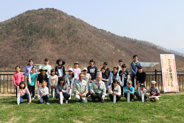 さくらさん植樹1回目を参加した人たちの記念撮影