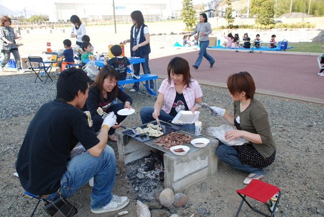 人たちがバーベキューを楽しみにしている写真