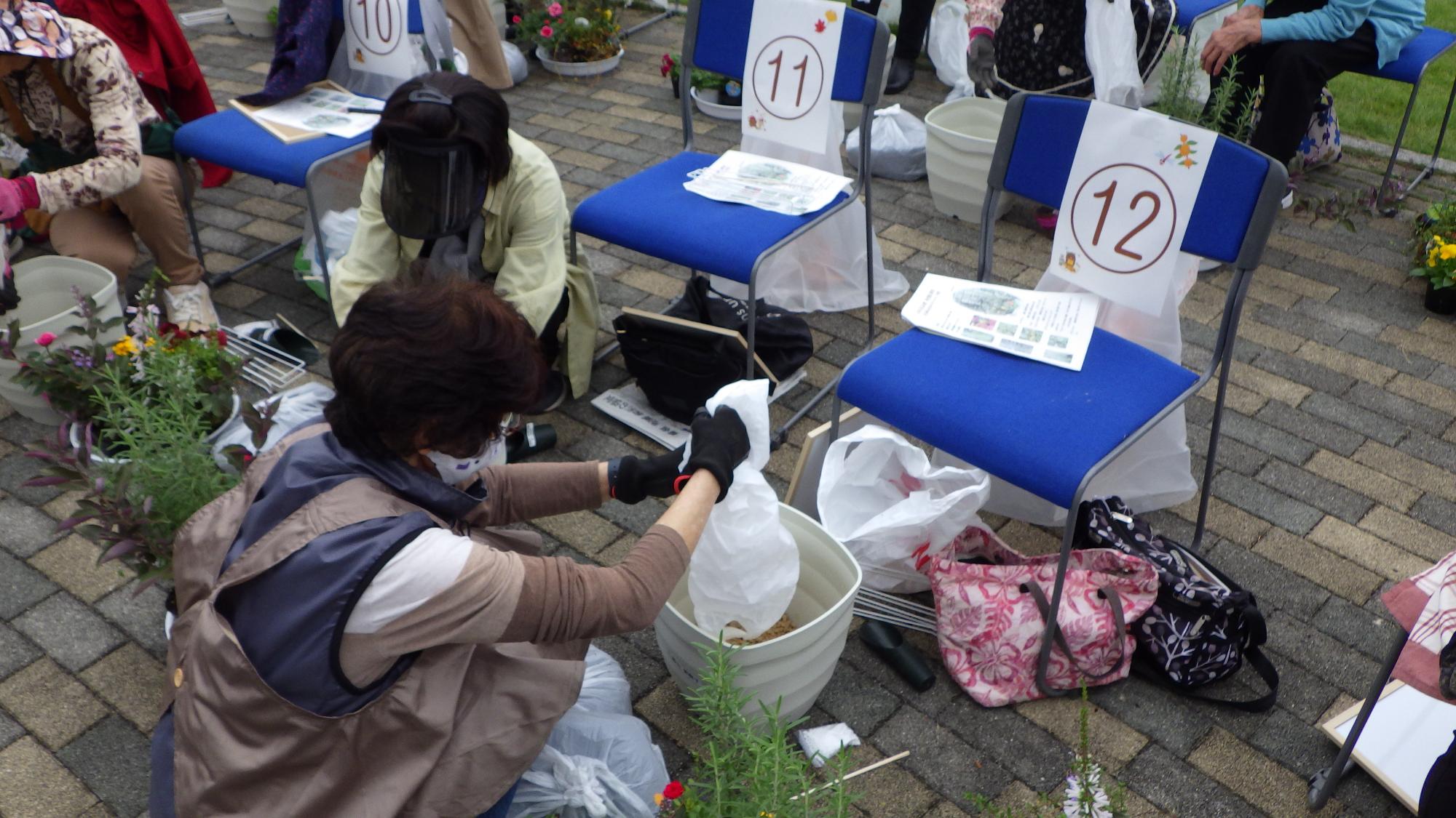 プランターに土を入れる様子