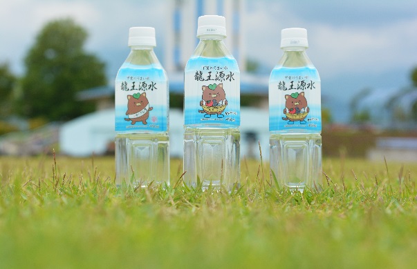 やはたいぬのニューパッケージとなった龍王源水の写真