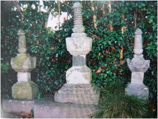 中央が加賀守、左右が信州高遠城で討死した2人の息子の墓の写真