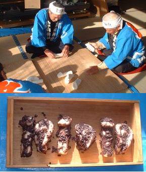 米の粉を練り男女の性器を形作り、ゆでてアンコをつけ神前に供える準備をしている神社の氏子の写真