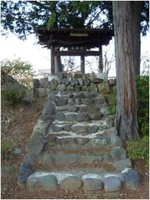 石段の先に祀られている黄梅院跡の写真