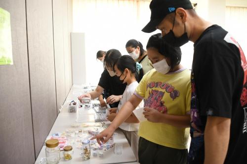 レジンを流す型を選ぶ参加者の写真