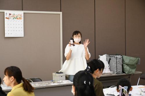 作り方を説明する講師の写真