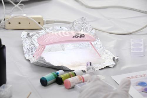 レジンに光を当て硬化させている写真