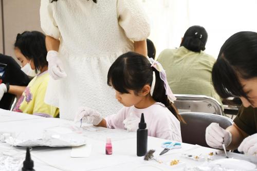 集中して作業する子どもの写真