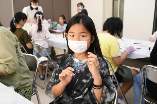 完成したアクセサリーと記念写真