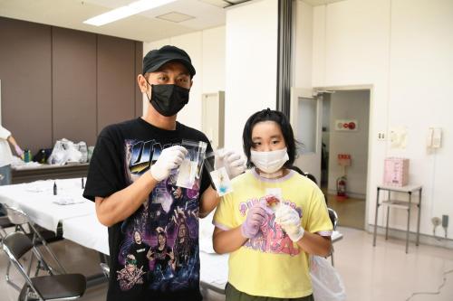 完成したアクセサリーと記念写真親子