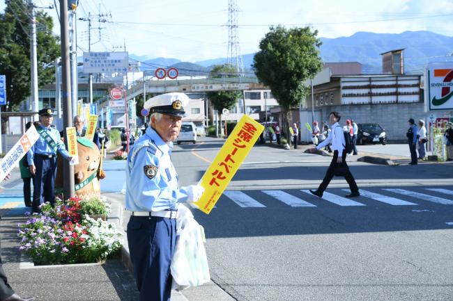 啓発羽子板持って交通安全を呼びかける人