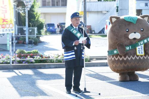 挨拶をする交通安全協会の人の写真