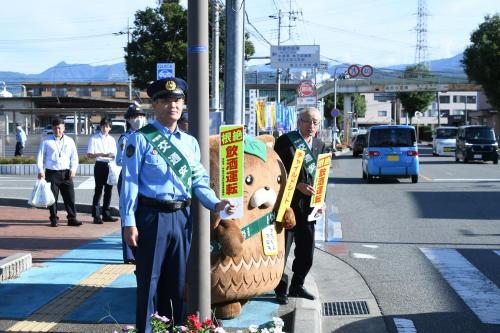 啓発運動をする甲斐警察署長と保坂市長とやはたいぬ