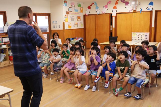 英語の発音方法の口の形を教える講師