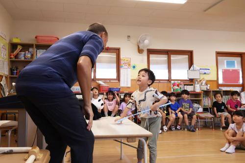 講師に向かって英語を話す子どもの写真
