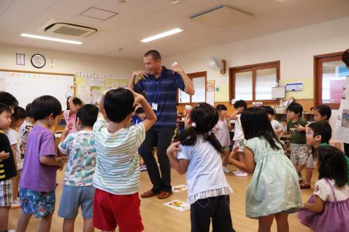 踊っている子どもたちと講師の写真
