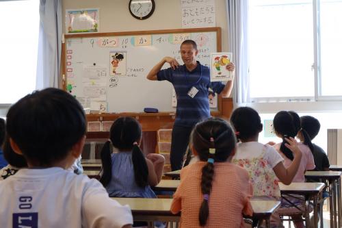 身振り手振りで英語を伝える講師の写真